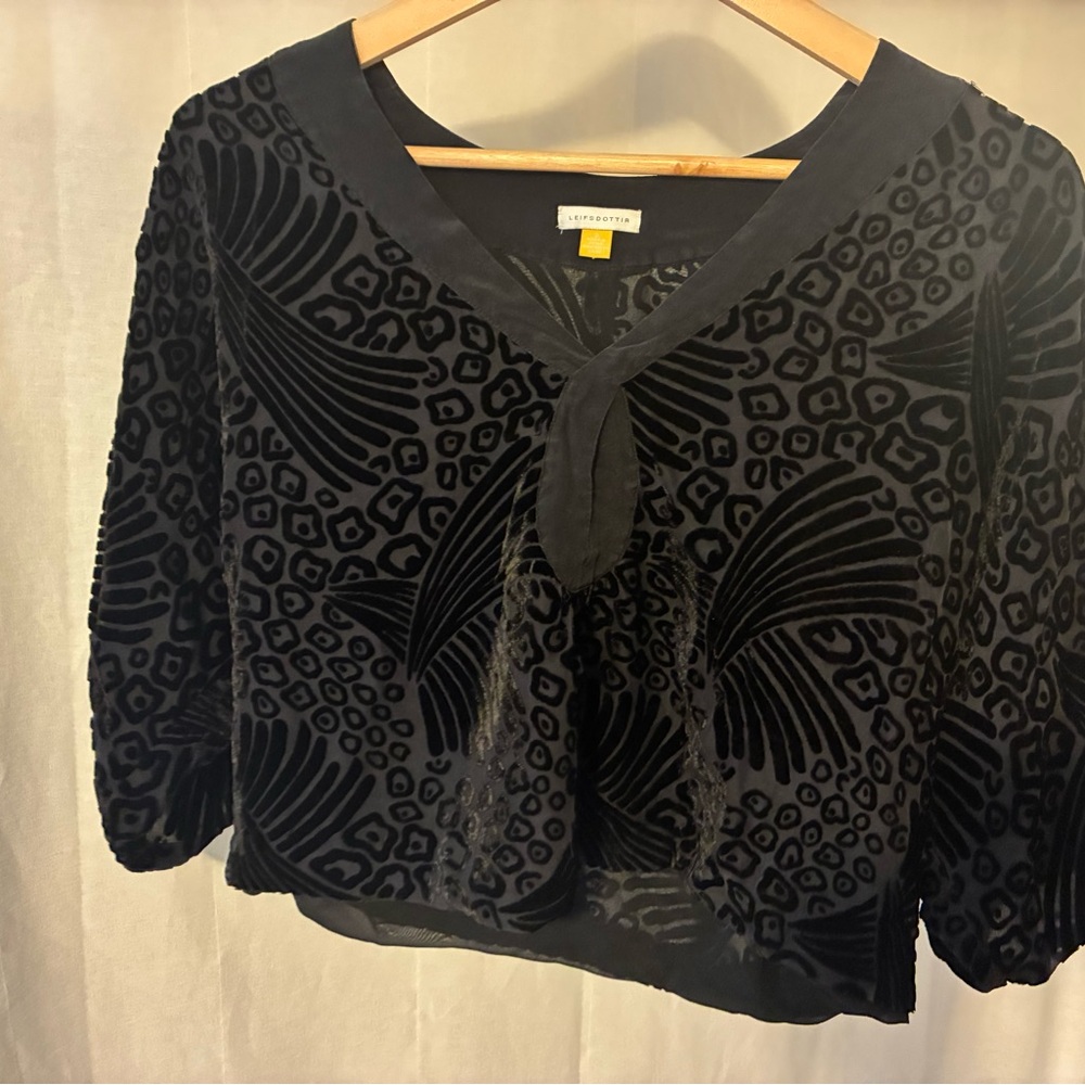 Anthropologie leifsdottir Silk & Velvet Abstract Keyhole Cropped Black Blouse
